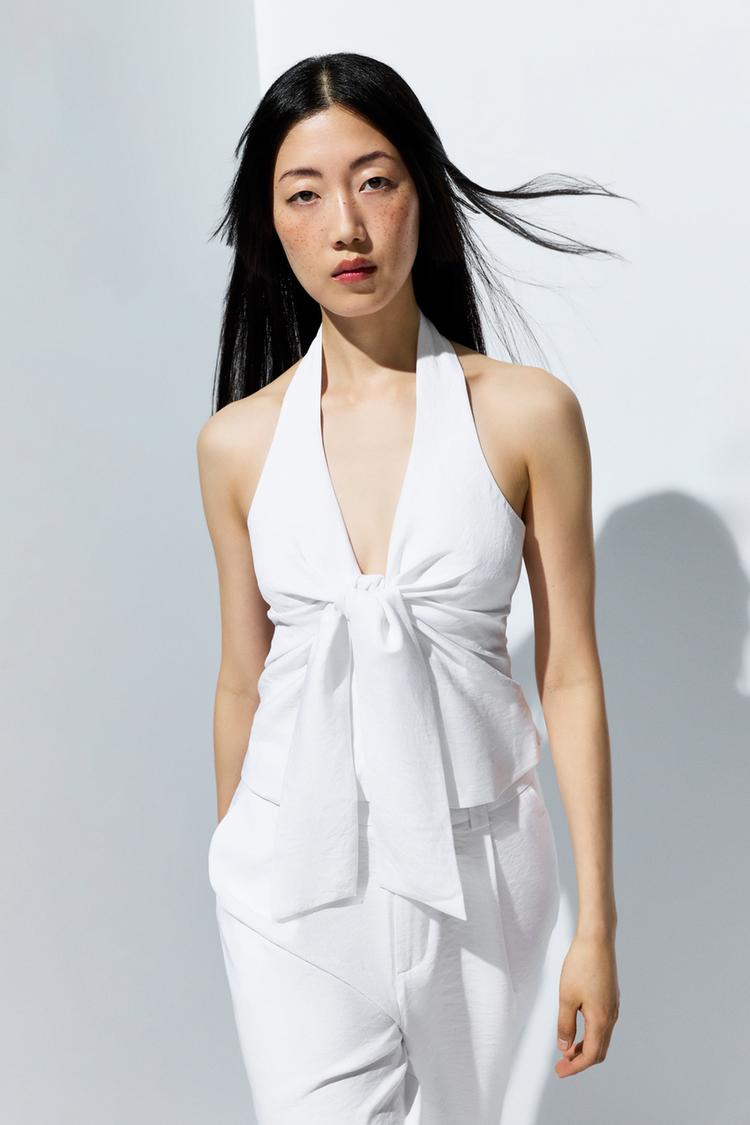 Blusa con nudo tipo halter
