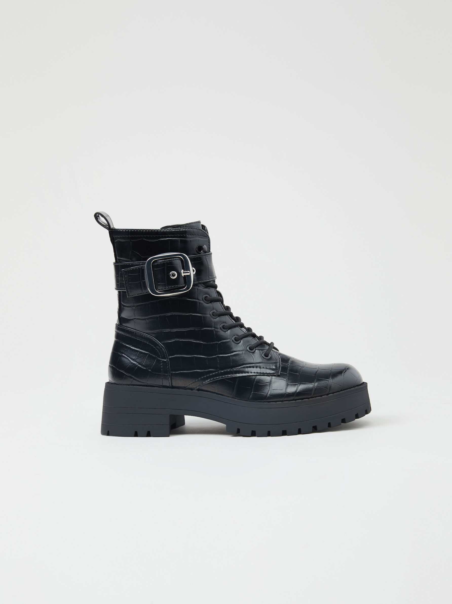 Bota com textura e cordões - Botas | Botins - CALÇADO - SALDOS - MULHER - |  Lefties Portugal