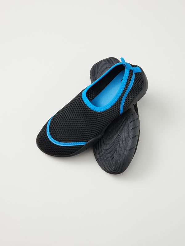 SOCK-STYLE SNEAKERS