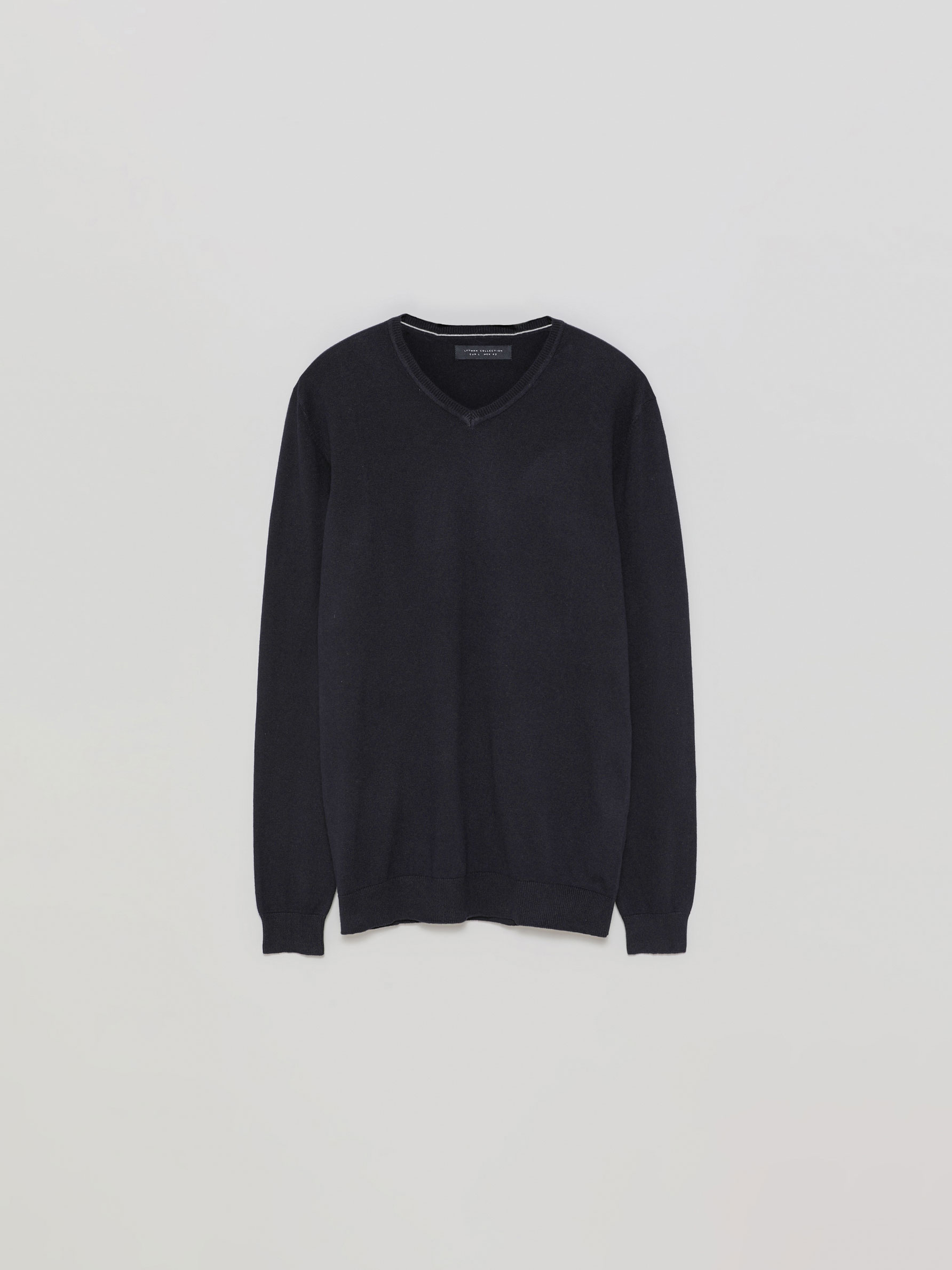 BASIC V-NECK SWEATER