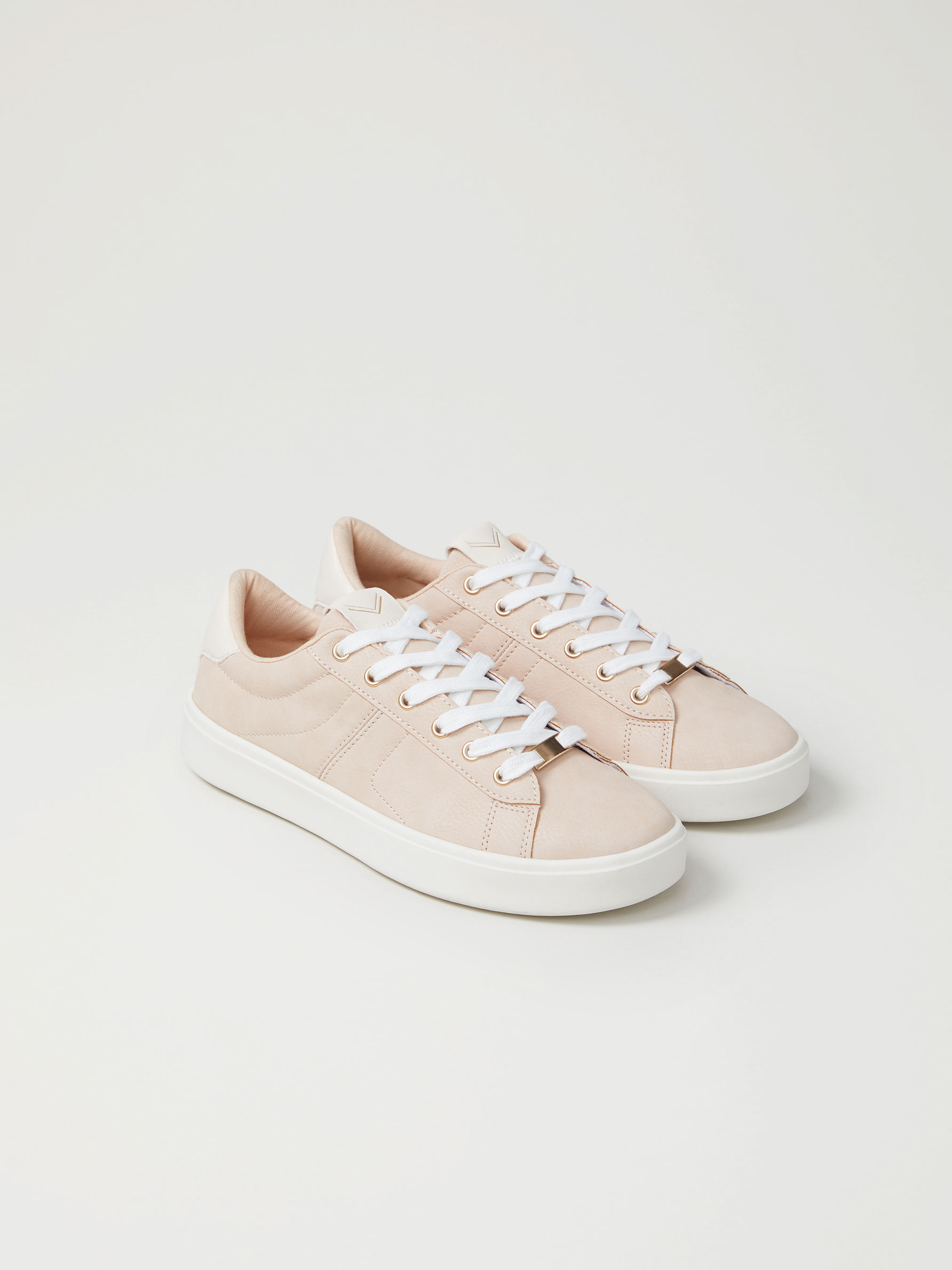 Sneakers with contrast heel