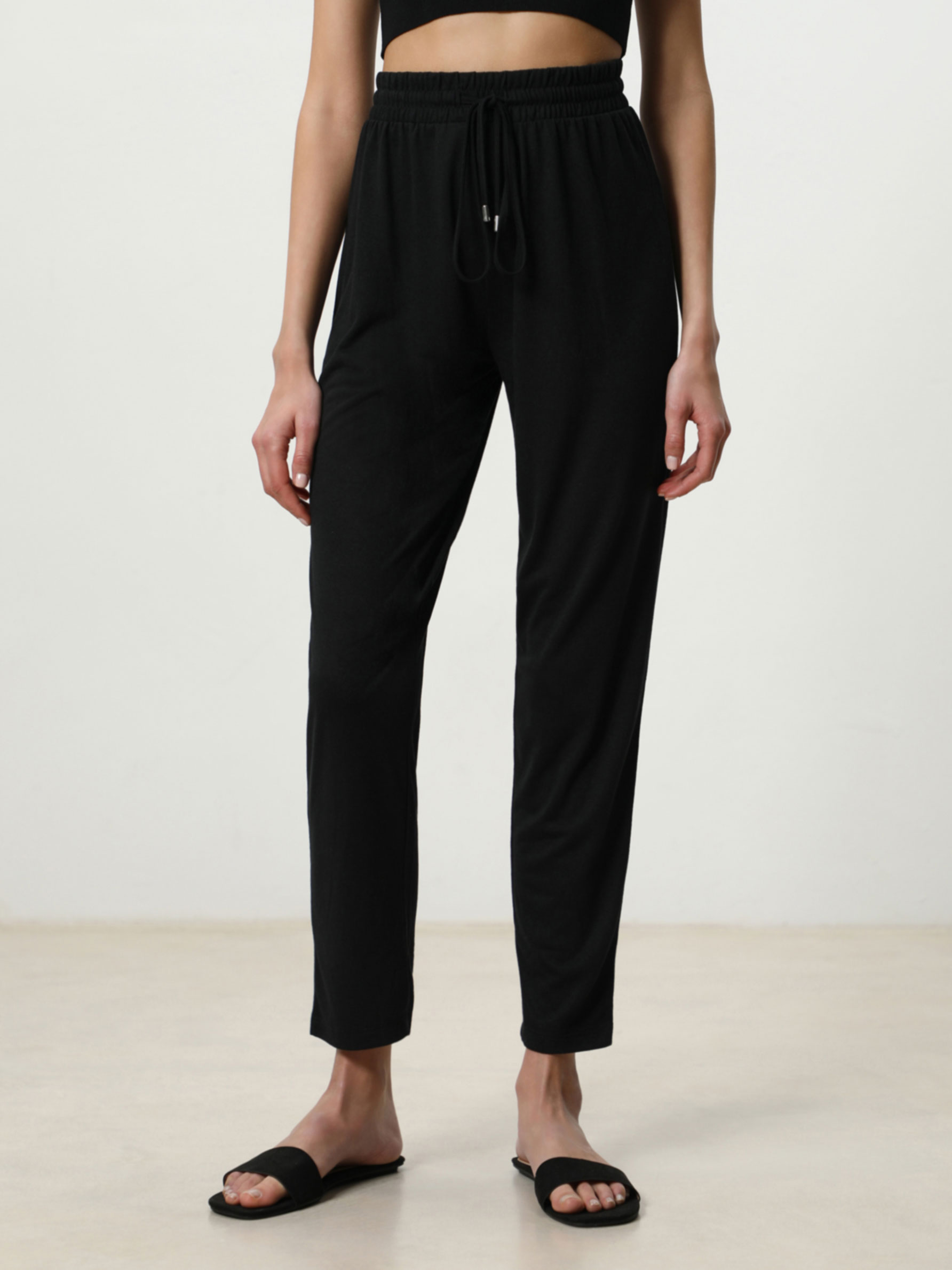Pantalón fluido con lazada - Pantalones Jogger - PANTALONES - TODA LA  COLECCIÓN - MUJER - | Lefties ESPAÑA