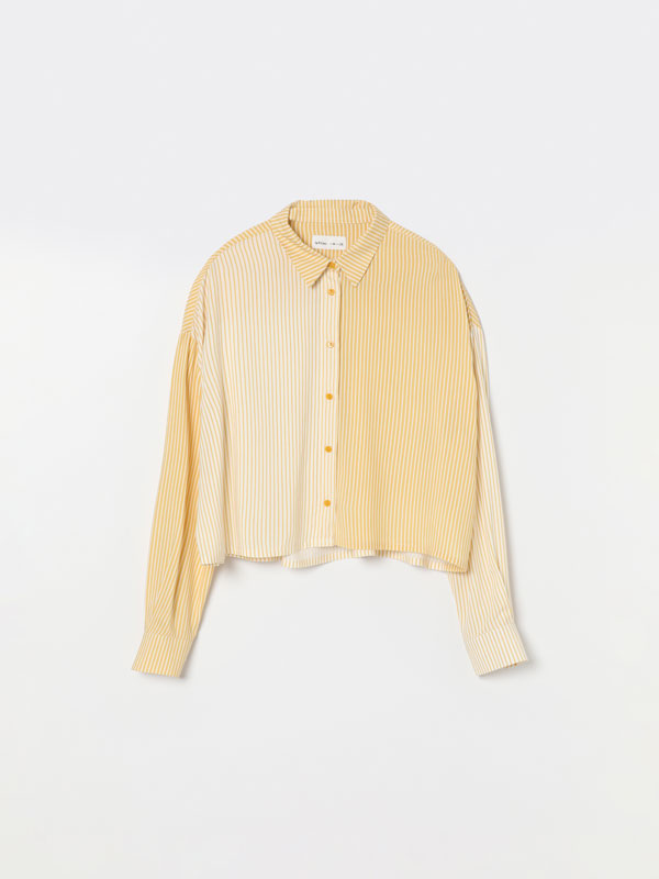 Crop shirt with long sleeves
