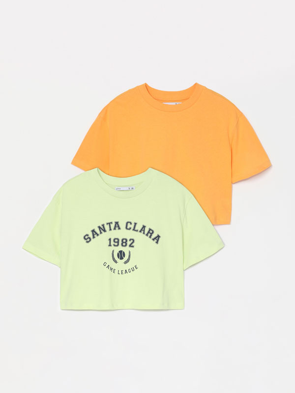Pack of 2 plain and printed cropped T-shirts.
