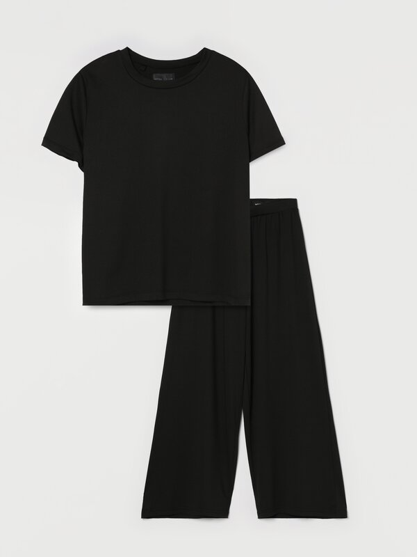 T-shirt and trousers set