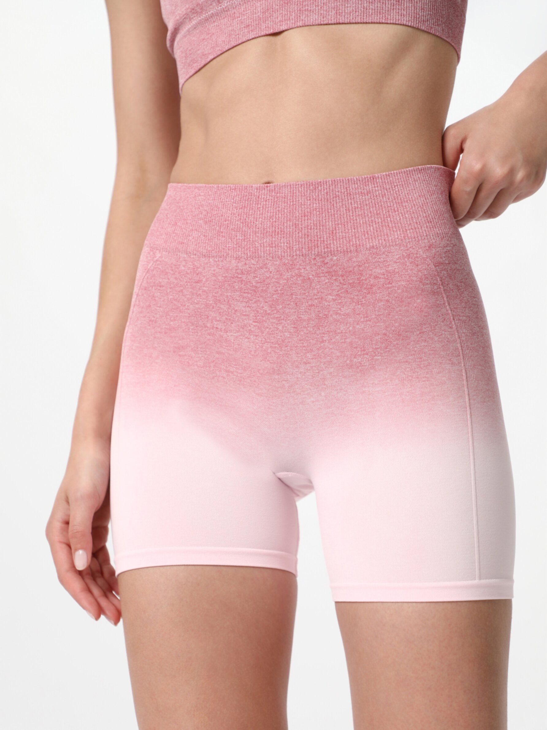 Short hot pant sin costuras - SHORTS - TODA LA COLECCIÓN - MUJER - | Lefties  ESPAÑA