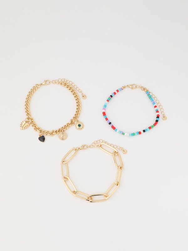Pack of 3 assorted bracelets.