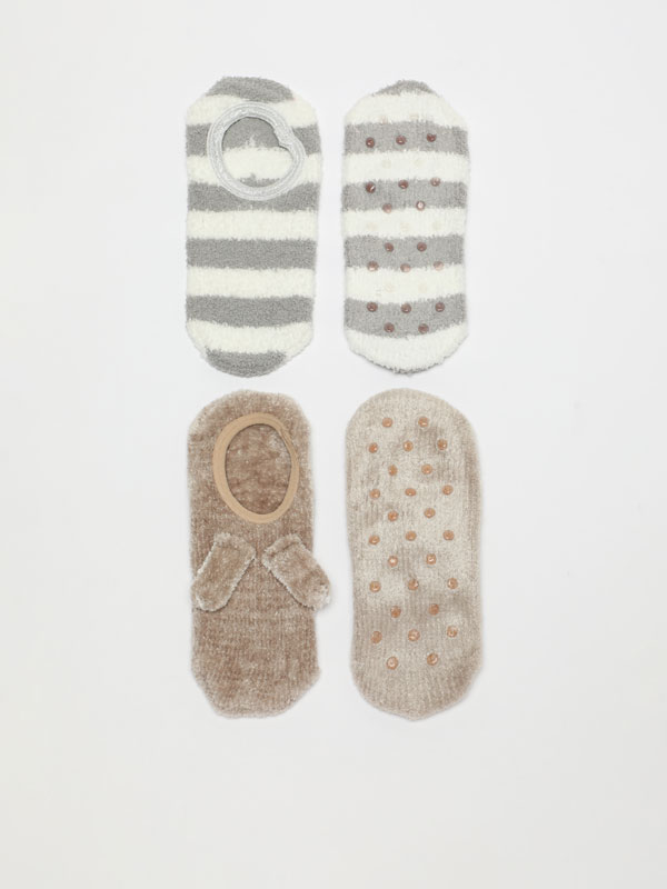 Pack of 2 pairs of socks with anti-slip soles.
