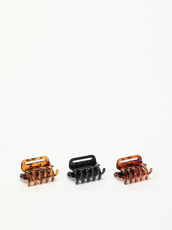 Pack of 3 contrast hair clips.