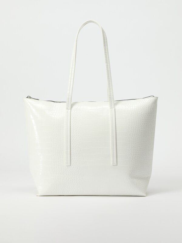 Pequeño bolso de piel negro y jersey de mujer gris | Foto Premium