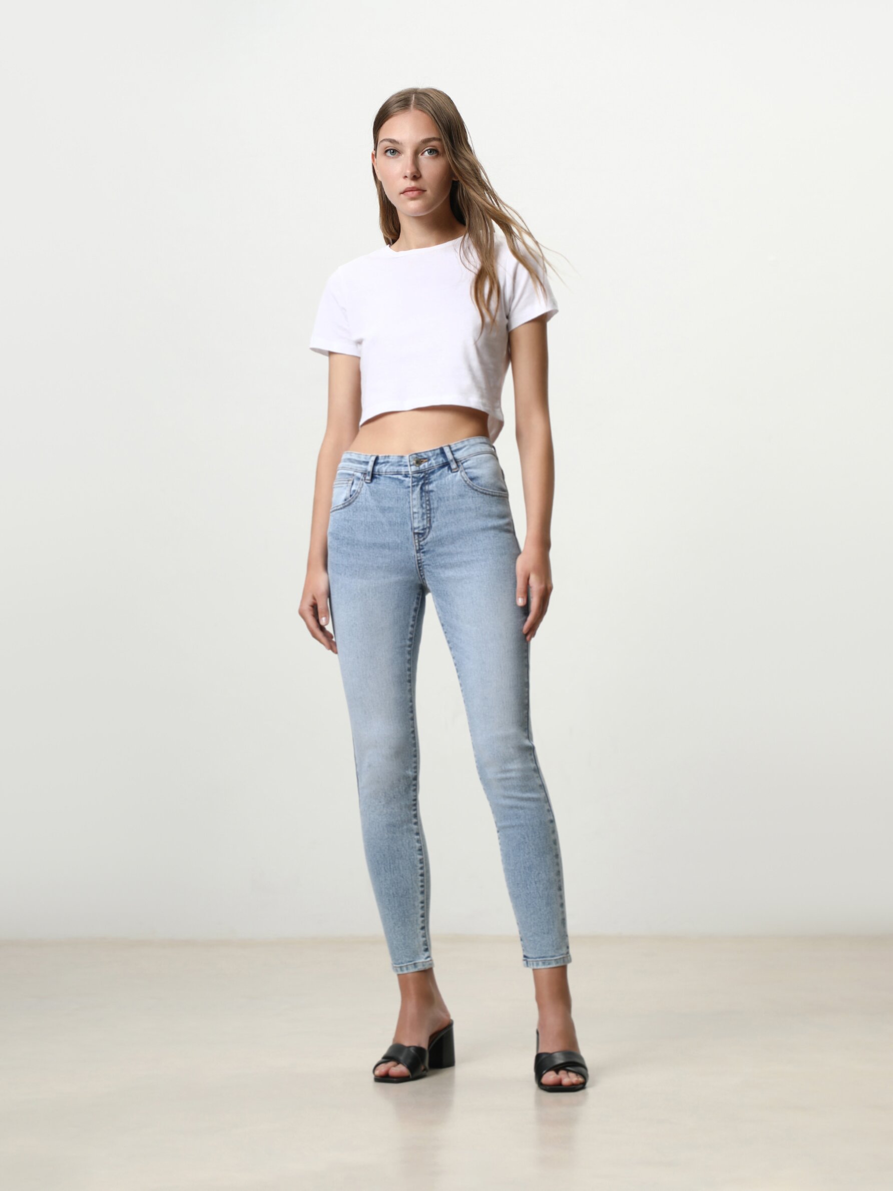 Basic mid-rise jeans - High-waist jeans 