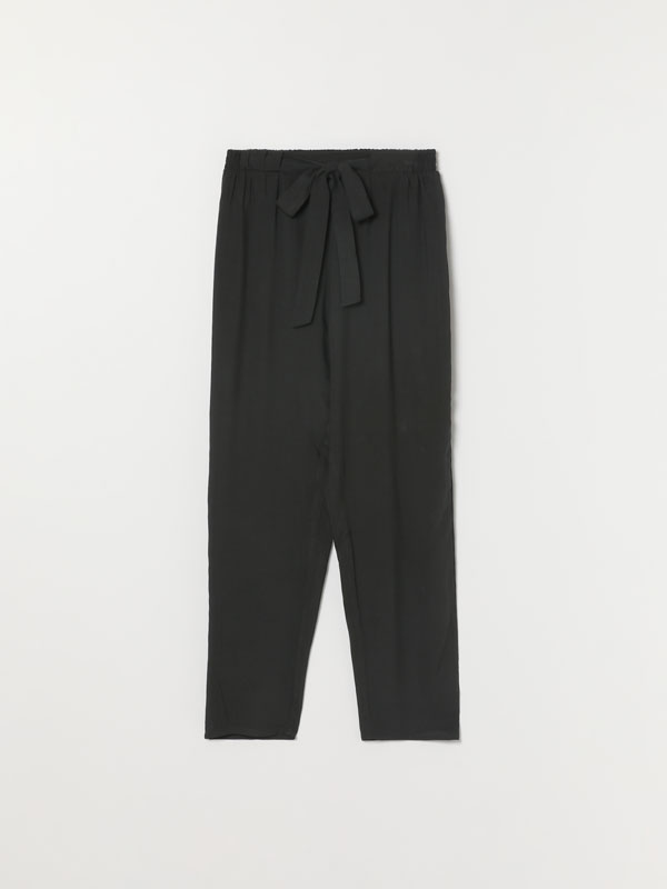 Flowing trousers with tie