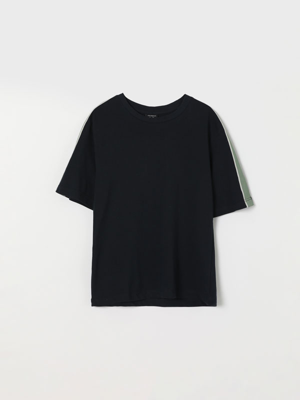 Short sleeve T-shirt with side stripe