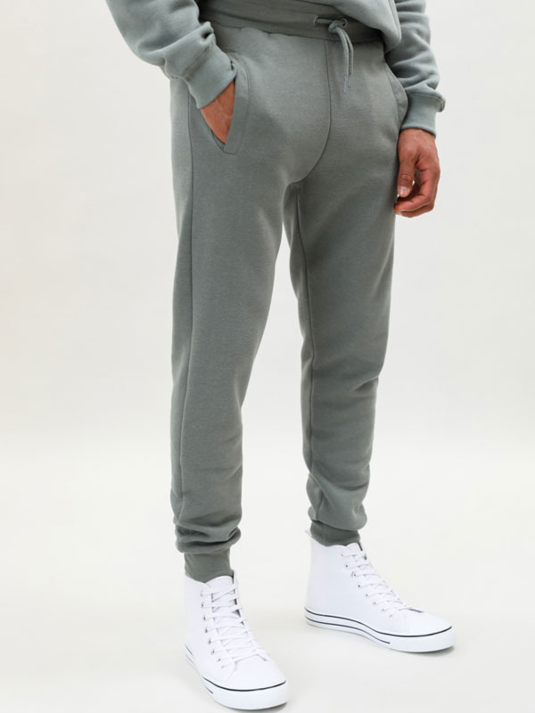 Pantalón jogger básico - Pantalones de Chándal - PANTALONES - TODA LA  COLECCIÓN - HOMBRE - | Lefties España (Canarias)