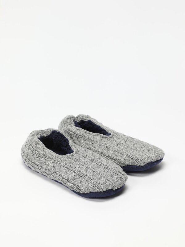 Non-slip house slippers