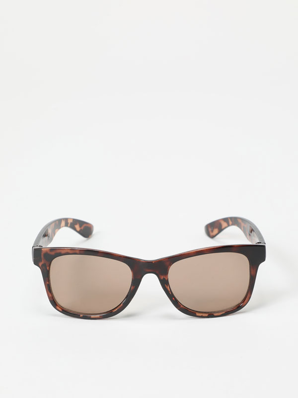 Classic tortoiseshell-effect sunglasses