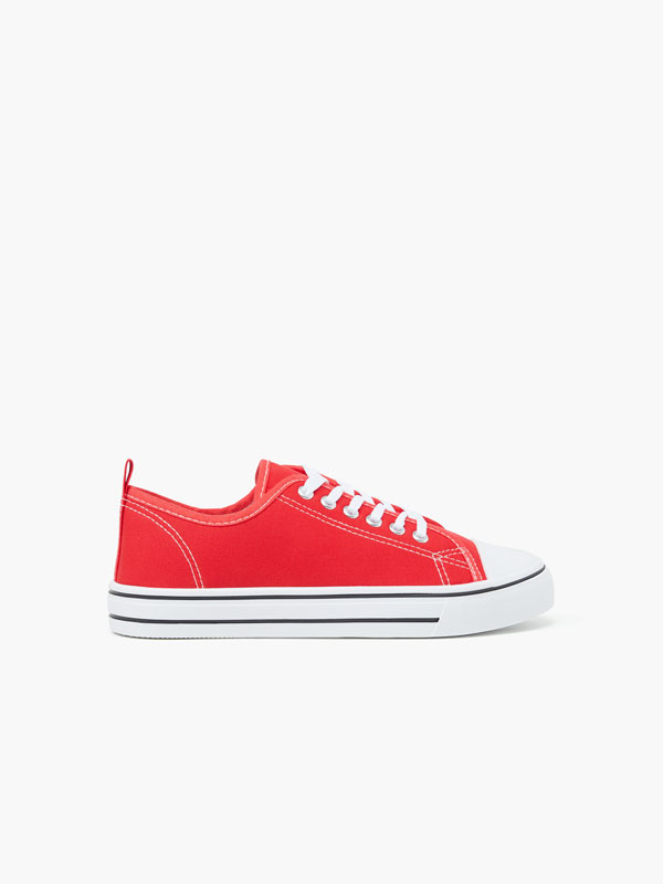 Tienda de ropa, zapatillas de deporte y musculación