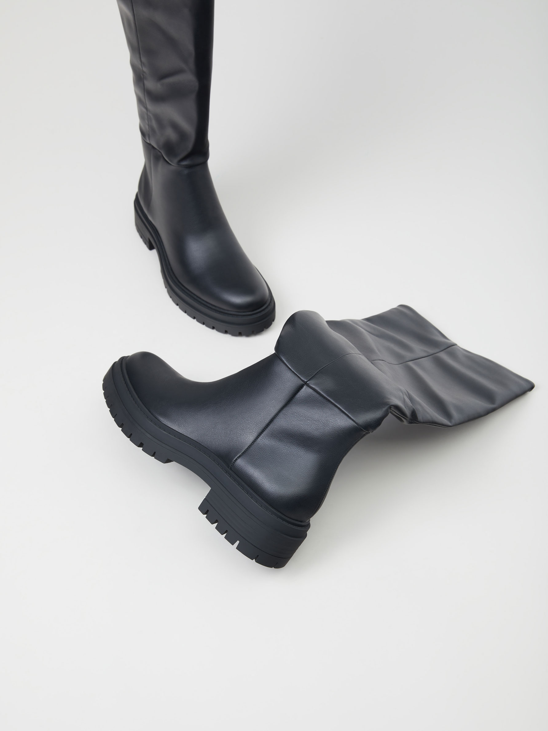 Bota alta plana - ZAPATOS - TODA LA COLECCIÓN - MUJER - | Lefties ESPAÑA