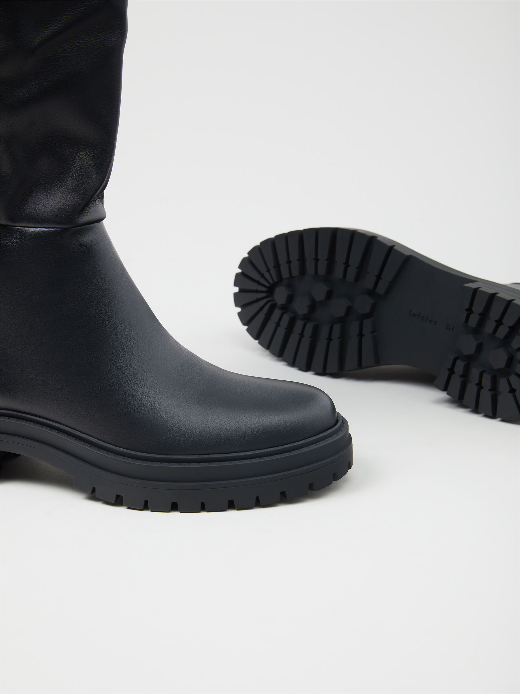 Bota alta plana - ZAPATOS - TODA LA COLECCIÓN - MUJER - | Lefties ESPAÑA