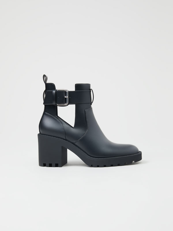 Ankle boots with side vents