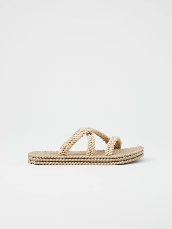 Sandalias planas de mujer | Lefties Nueva Colección