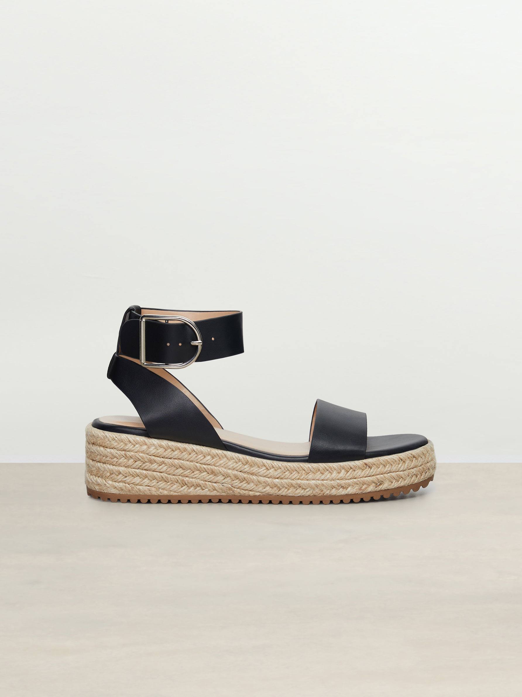 Sandalia cuña minimal - ZAPATOS - TODA LA COLECCIÓN - MUJER - | Lefties  ESPAÑA