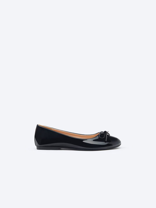 Faux-patent-finish ballet flats with bow