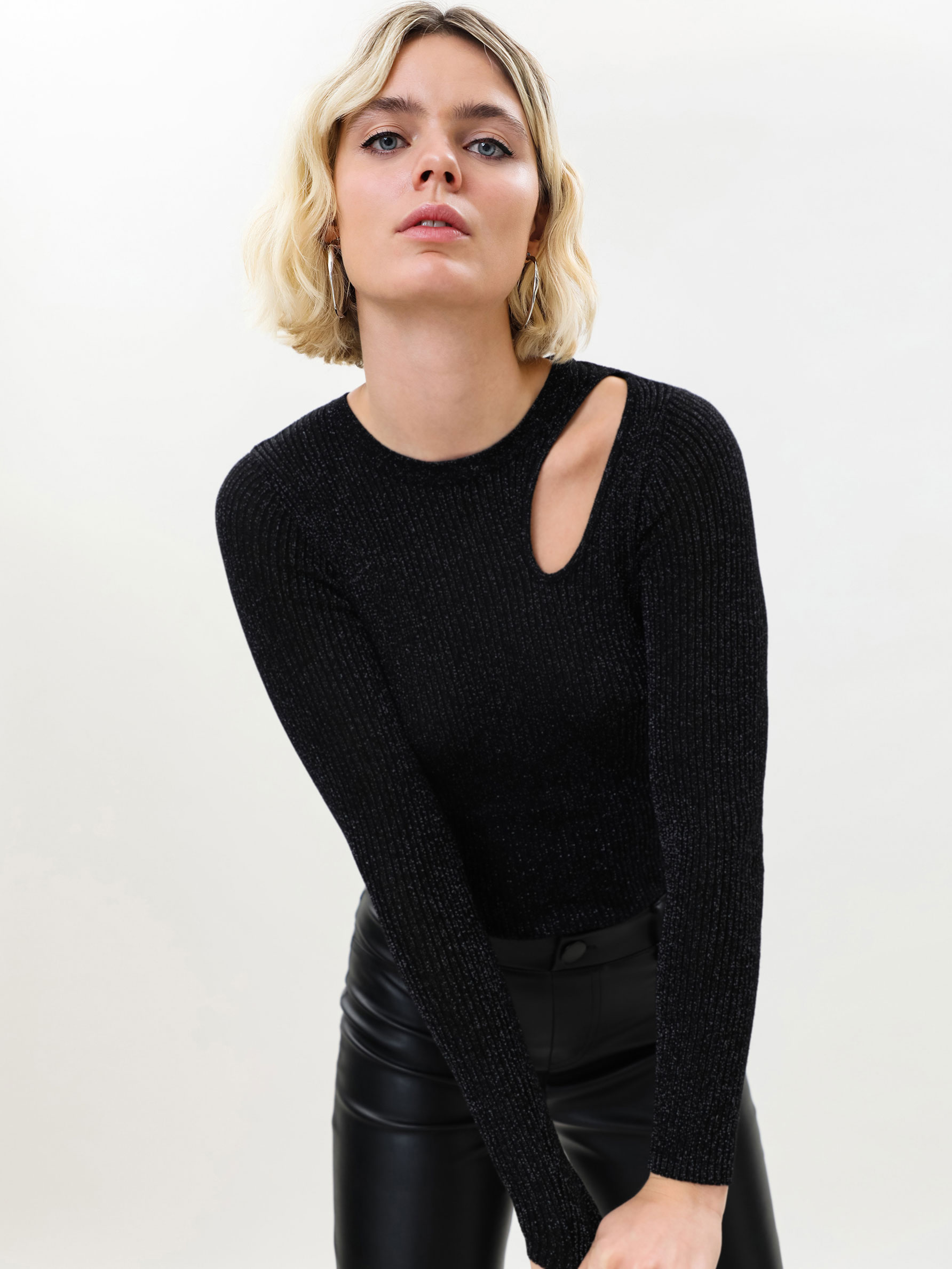 Legging de efecto piel - PANTALONES - TODA LA COLECCIÓN - MUJER - | Lefties  Mexico