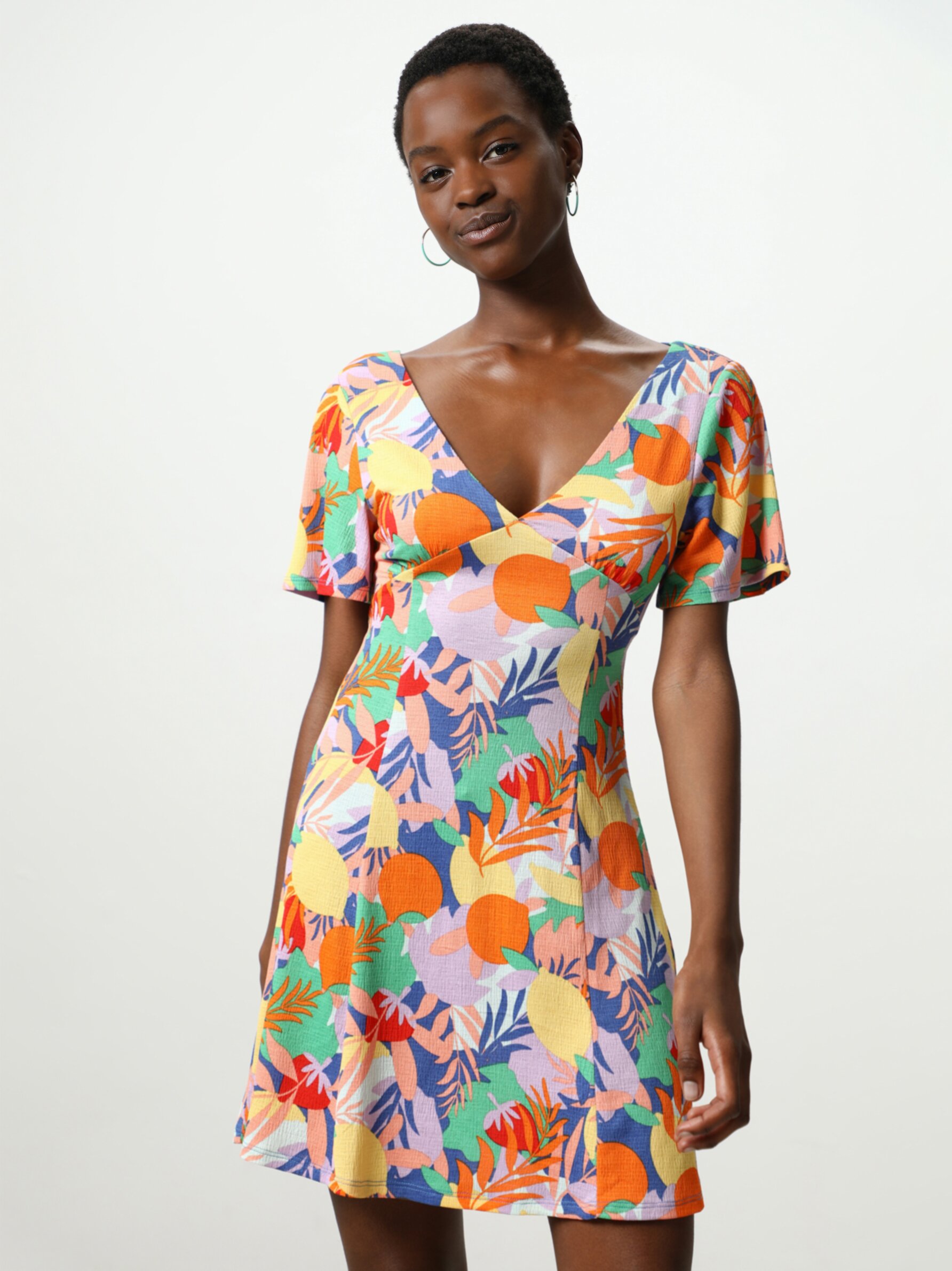 Vestido corto con abertura - Vestidos Manga Corta - VESTIDOS - TODA LA  COLECCIÓN - MUJER - | Lefties España (Canarias)