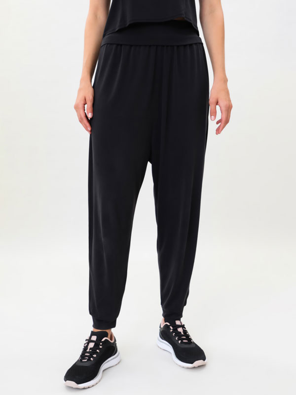 Loose-fitting sports trousers