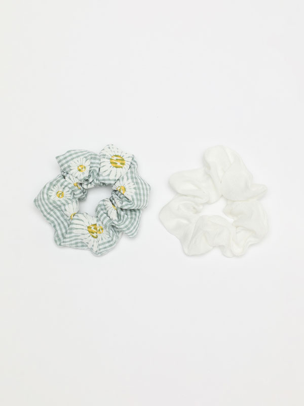 2-Pack of assorted scrunchies