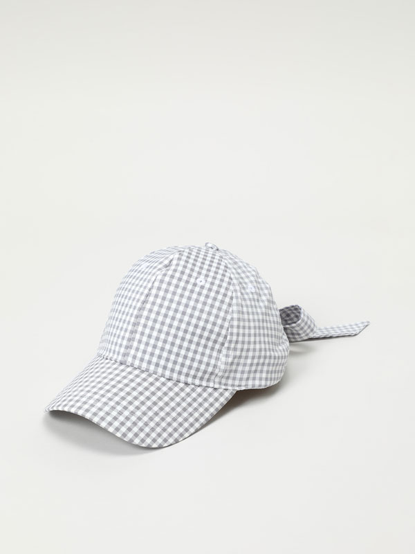 Cap with a gingham print