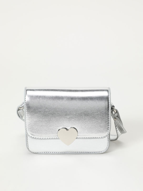 Bag with heart fastening