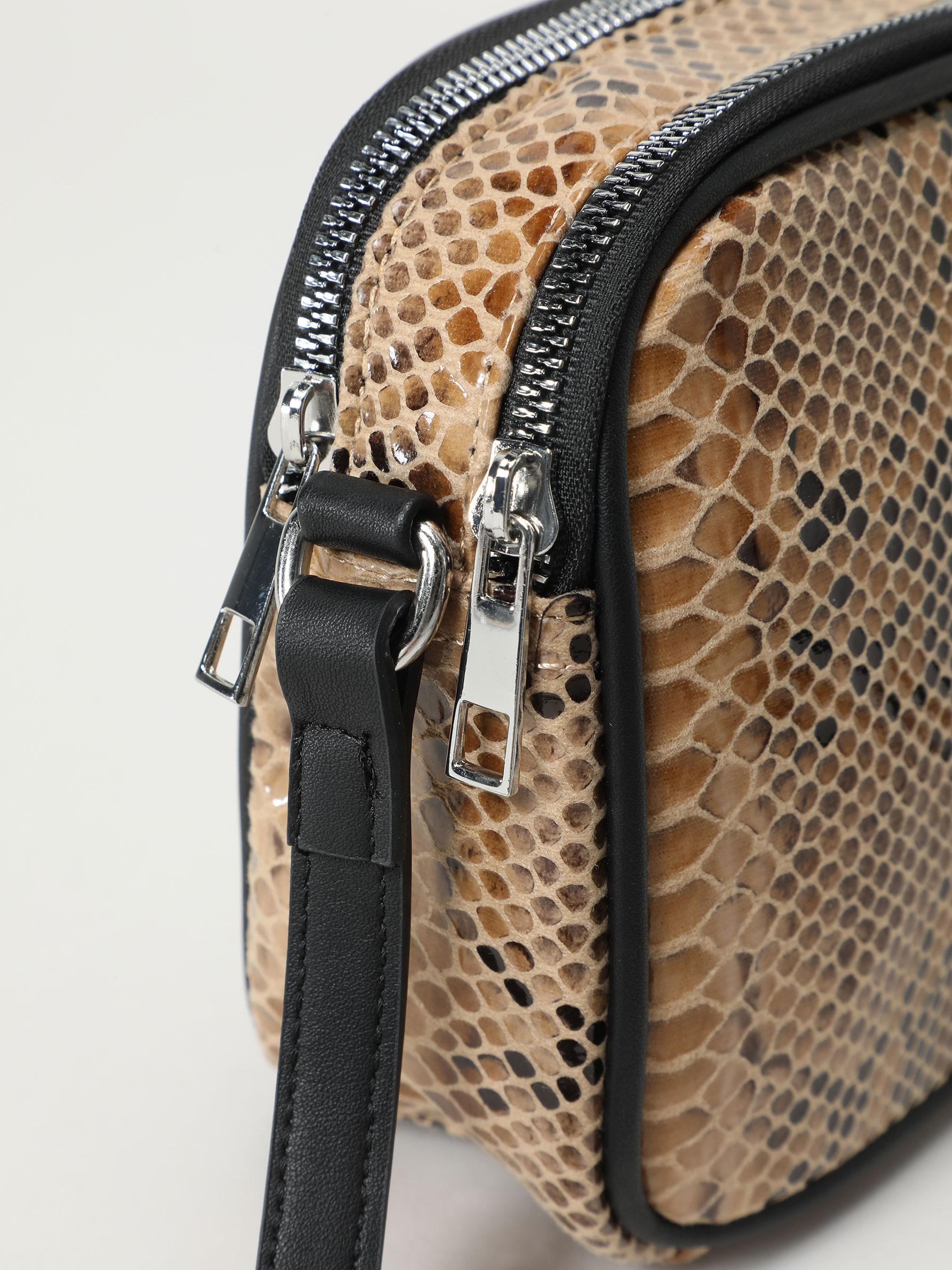 Bolso bandolera de efecto serpiente - Bolsos | Mochilas - ACCESORIOS - TODA  LA COLECCIÓN - MUJER - | Lefties Mexico