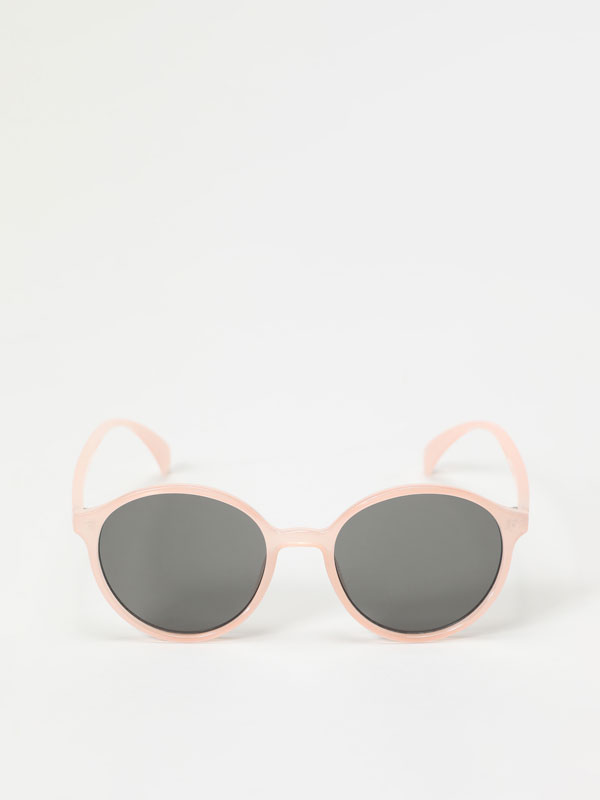 Round tinted sunglasses