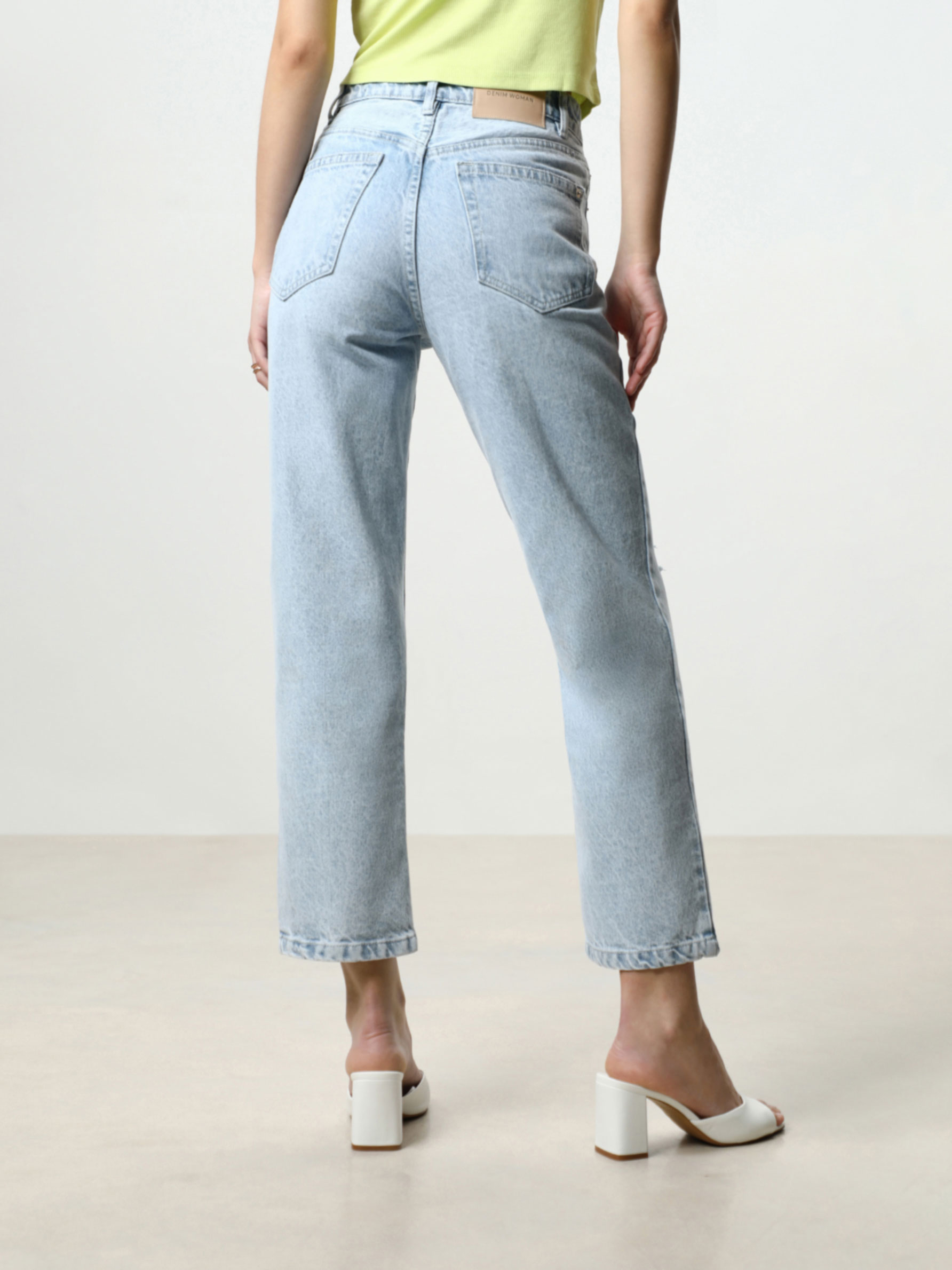Pantalón vaquero straight - Jeans rectos - JEANS - TODA LA COLECCIÓN - MUJER  - | Lefties ESPAÑA
