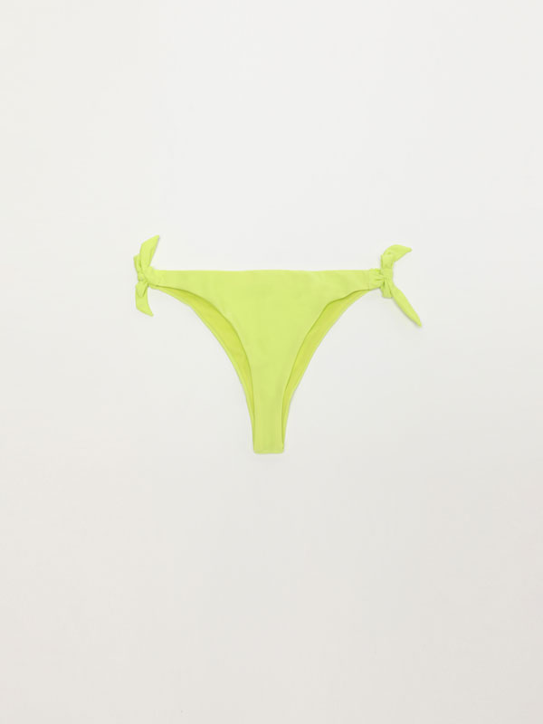 Bañadores y bikinis de mujer | Lefties Nueva Colección