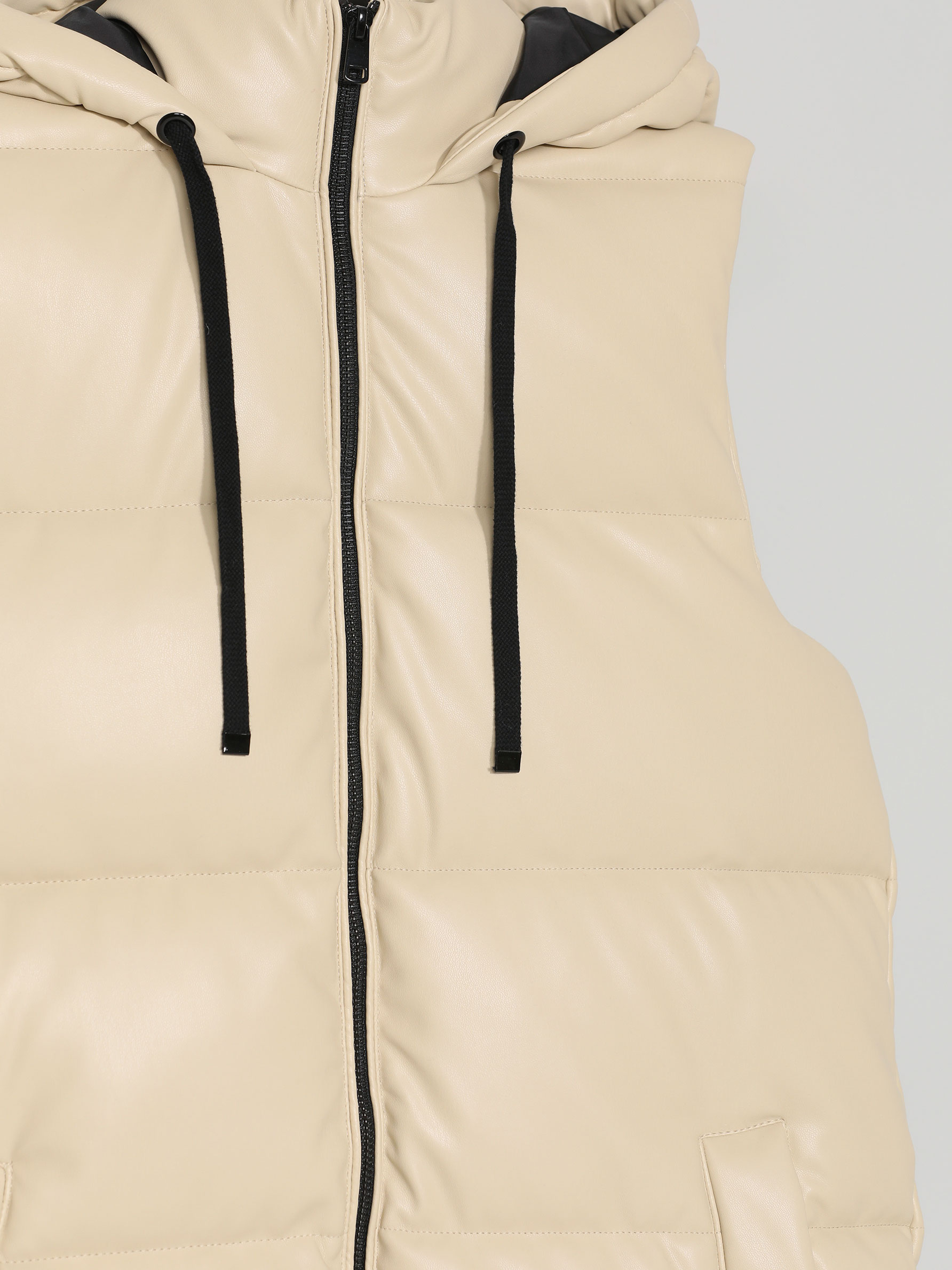 Mujer Chaleco acolchado efecto piel Negro | Cazadoras Y Abrigos Bershka \u003c  Esperando a Christine