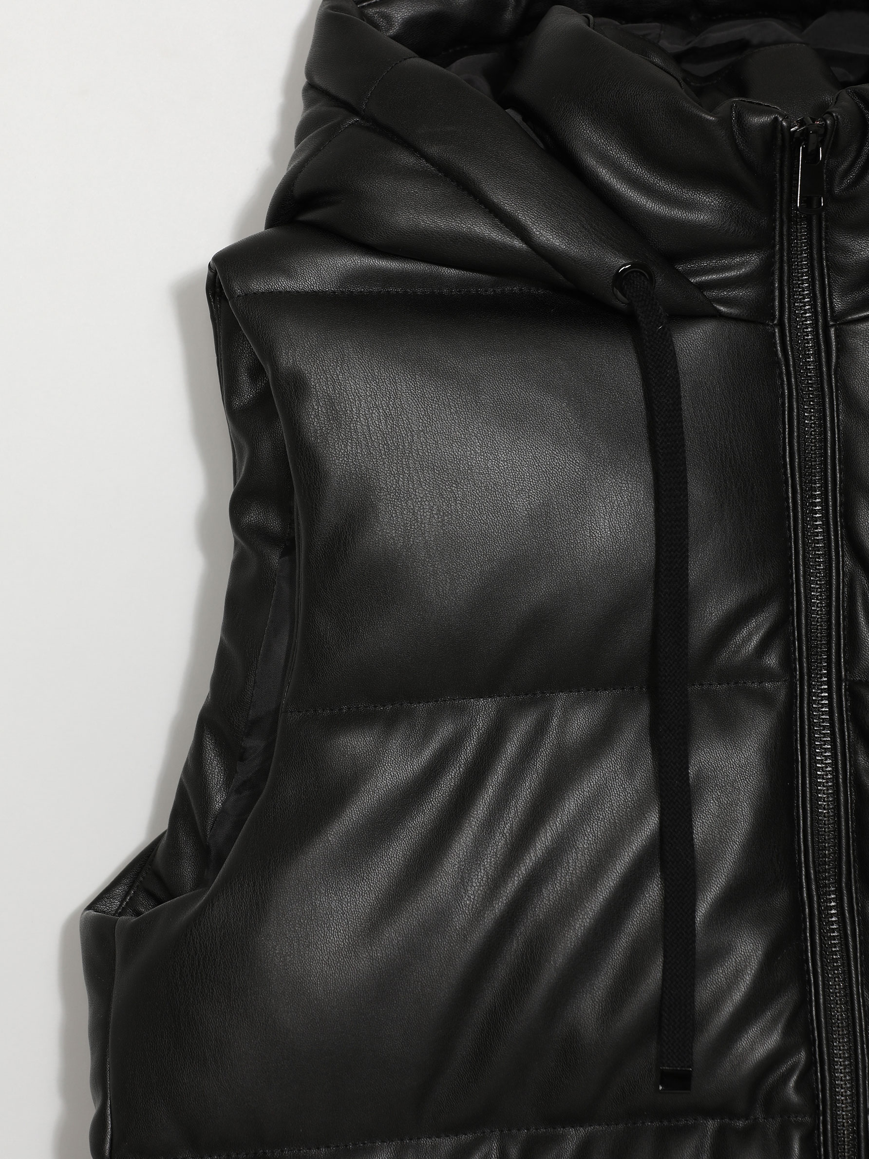 CHALECO CAPUCHA EFECTO PIEL - Negro | ZARA España