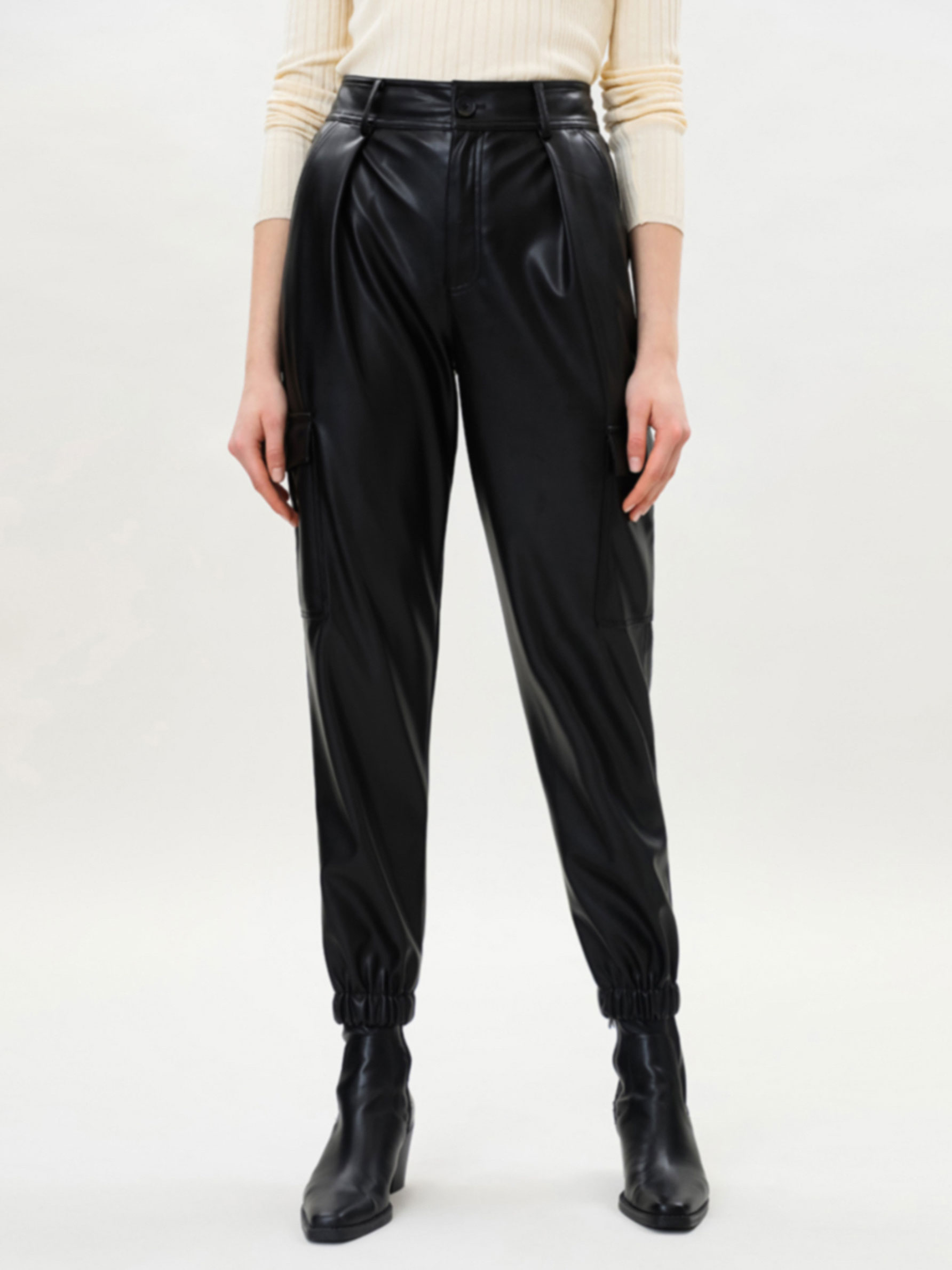 Jogger de efecto piel - Pantalones Jogger - PANTALONES - TODA LA COLECCIÓN  - MUJER - | Lefties ESPAÑA