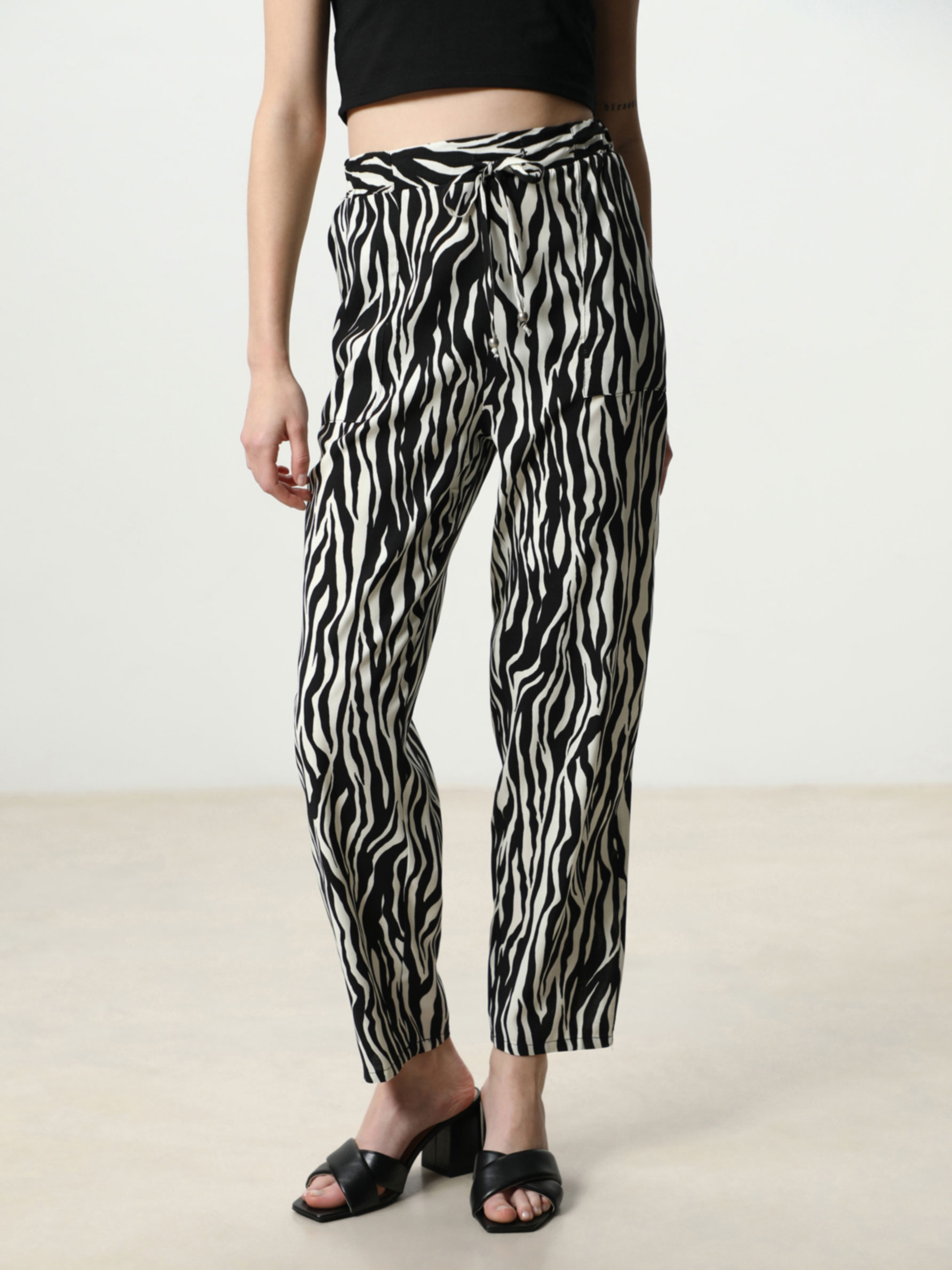 Pantalón fluido con lazada estampado - Pantalones Vestir - PANTALONES -  TODA LA COLECCIÓN - MUJER - | Lefties ESPAÑA