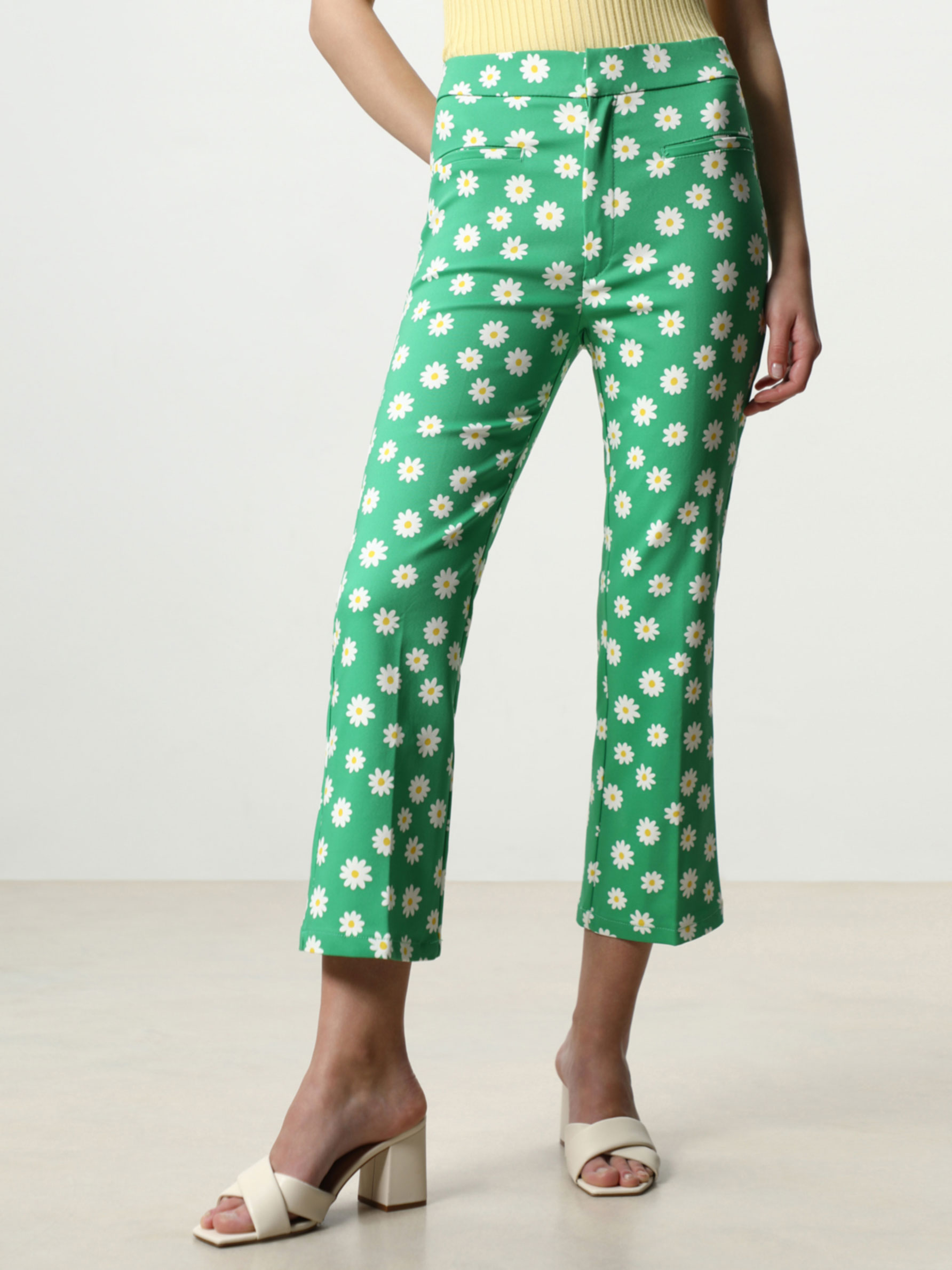 Pantalón flare - Pantalones Vestir - PANTALONES - TODA LA COLECCIÓN - MUJER  - | Lefties ESPAÑA
