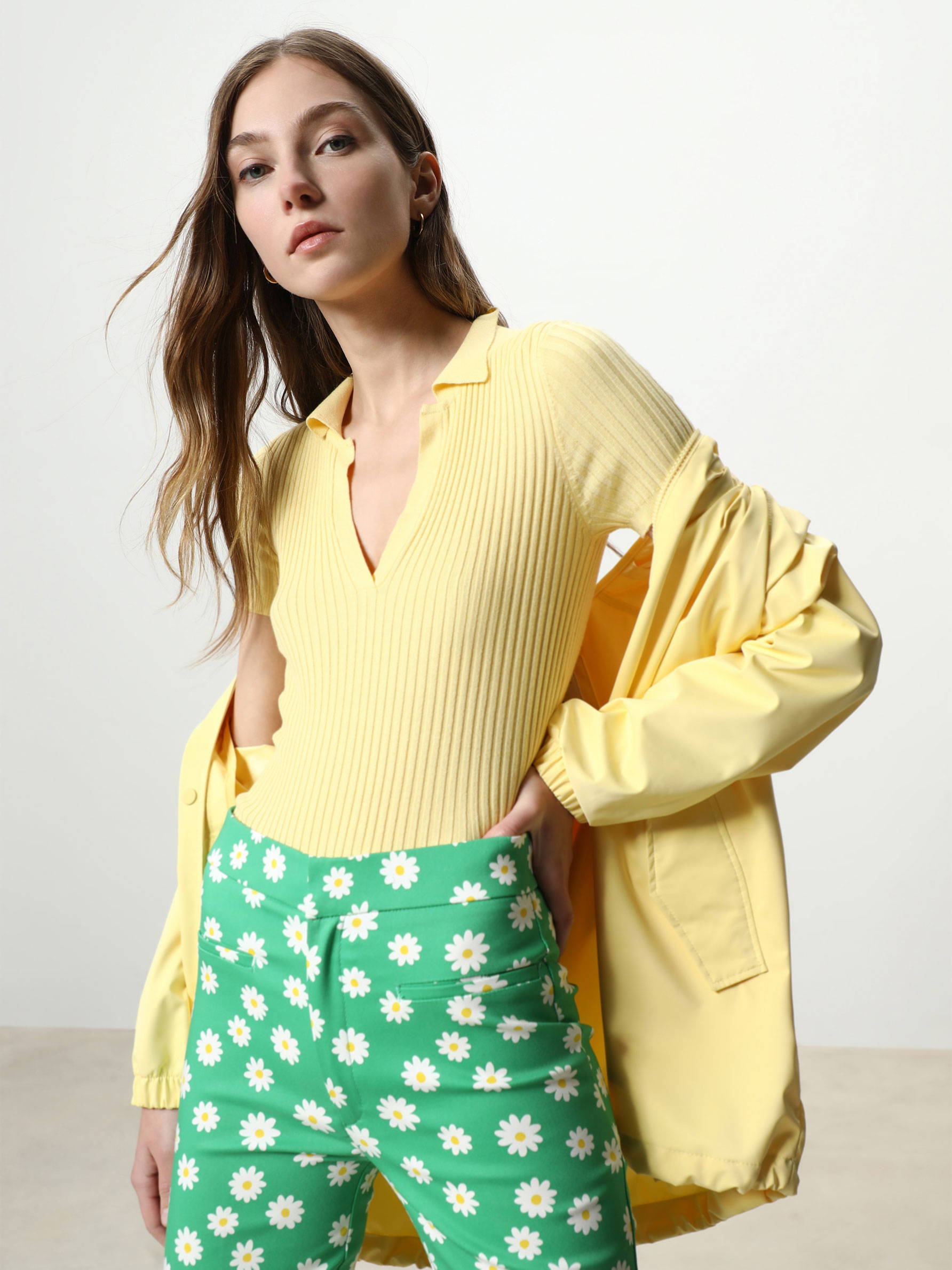 Pantalón flare - Pantalones Vestir - PANTALONES - TODA LA COLECCIÓN - MUJER  - | Lefties ESPAÑA