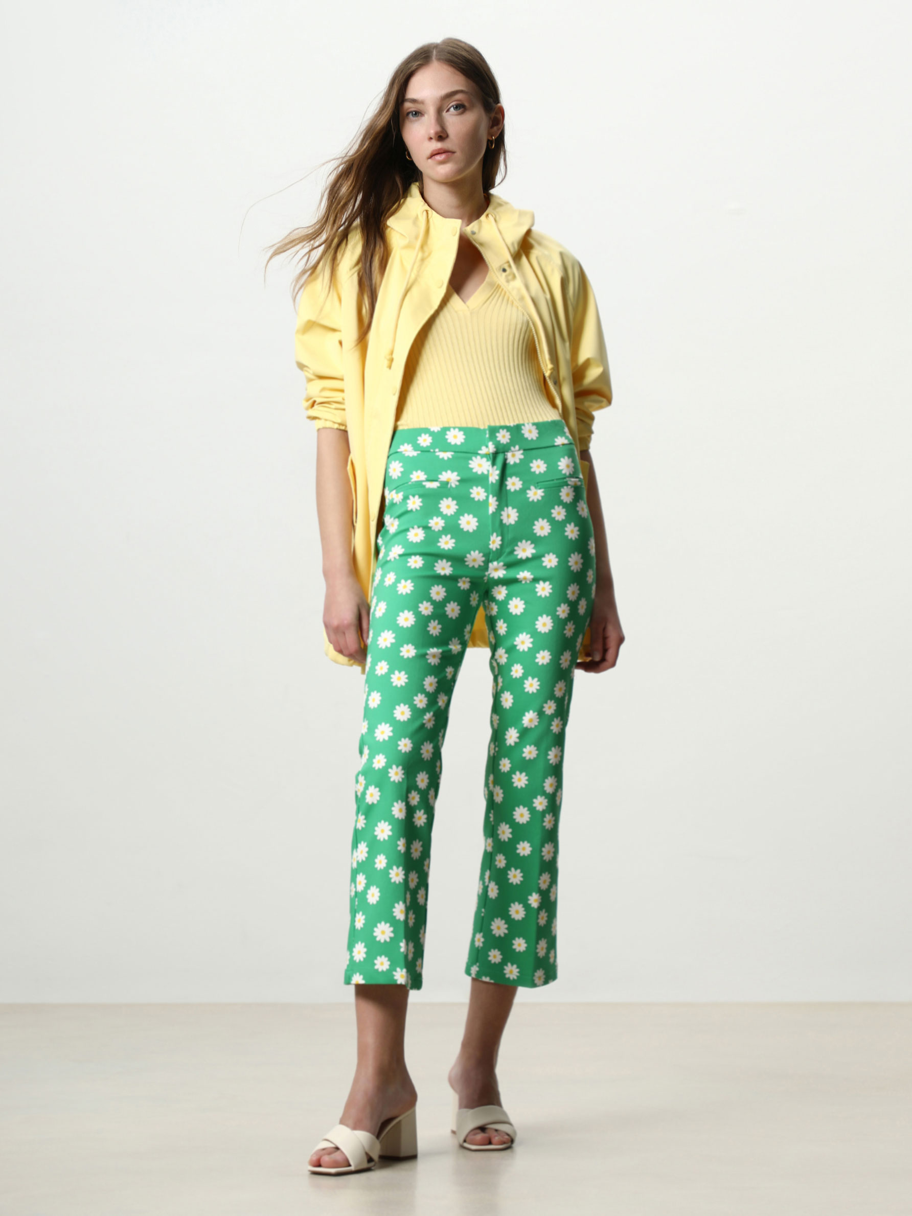 Pantalón flare - Pantalones Vestir - PANTALONES - TODA LA COLECCIÓN - MUJER  - | Lefties ESPAÑA