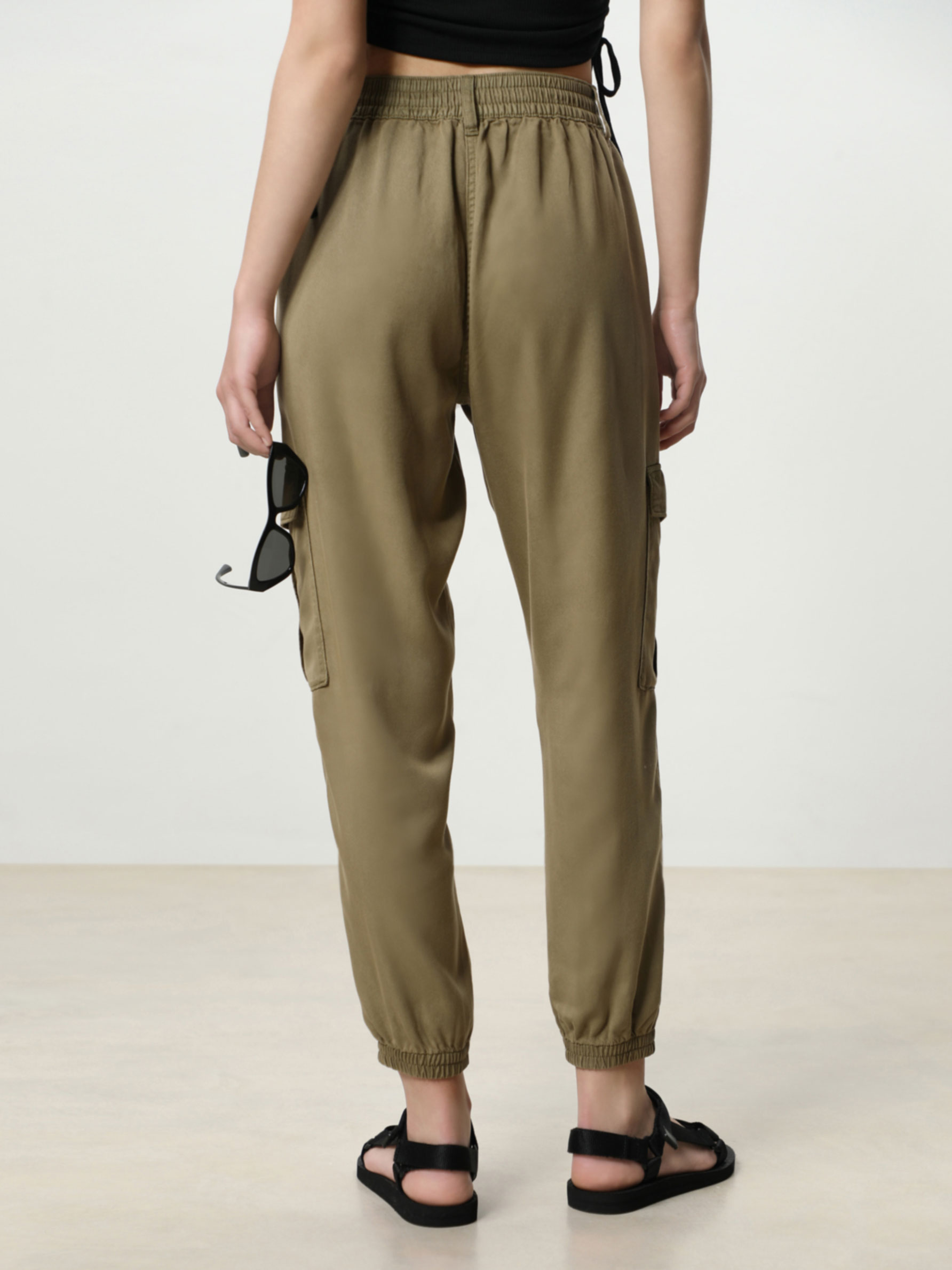 Jogger cargo ligero - Pantalones Jogger - PANTALONES - TODA LA COLECCIÓN -  MUJER - | Lefties ESPAÑA