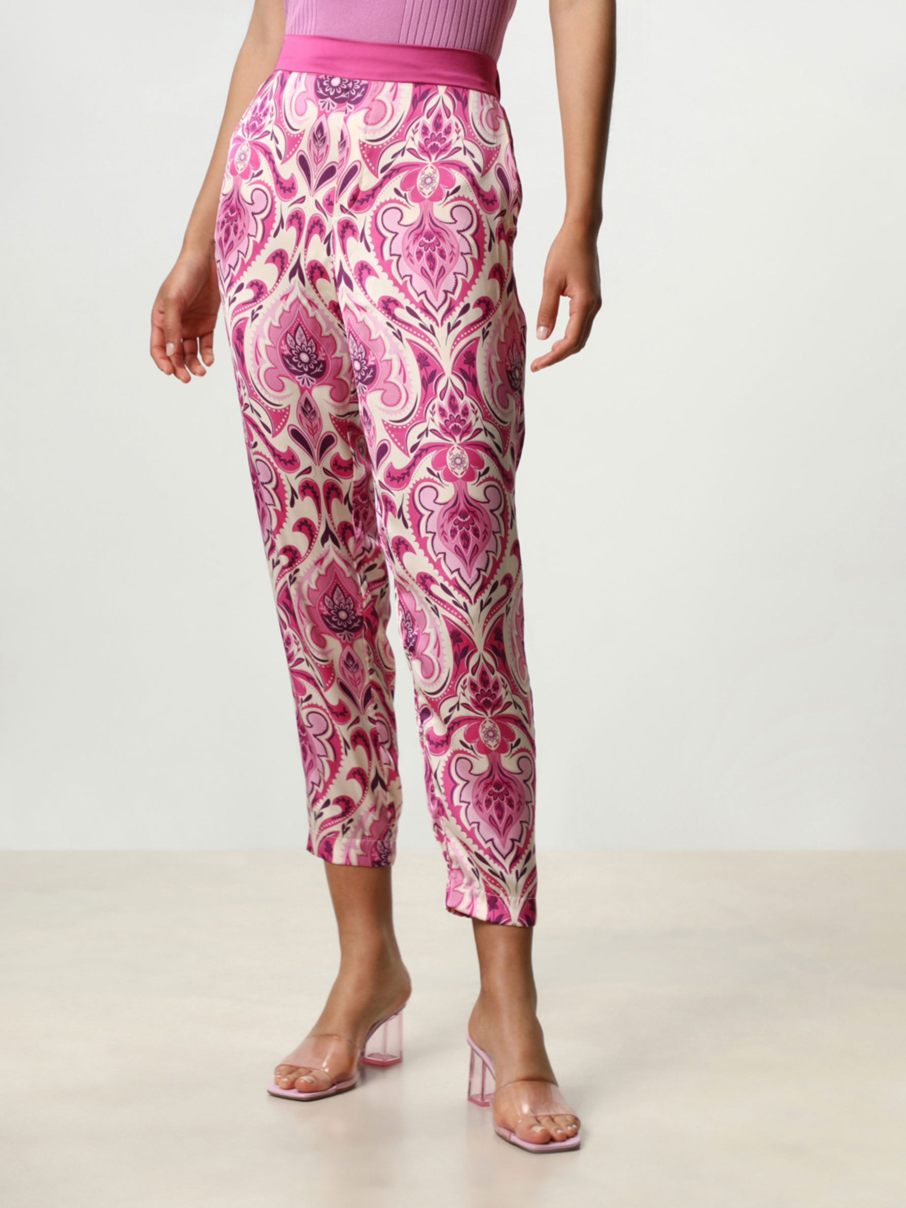 Pantalón fluido satinado - Pantalones Jogger - PANTALONES - TODA LA  COLECCIÓN - MUJER - | Lefties ESPAÑA