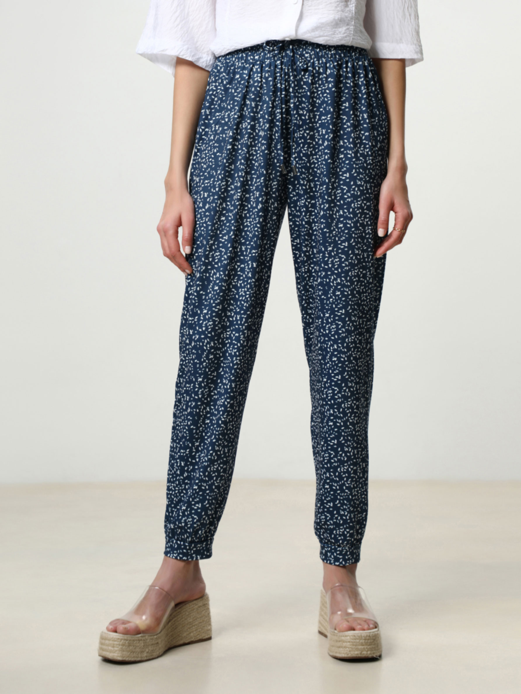 Pantalón fluido con lazada estampado - PANTALONES - TODA LA COLECCIÓN -  MUJER - | Lefties Mexico