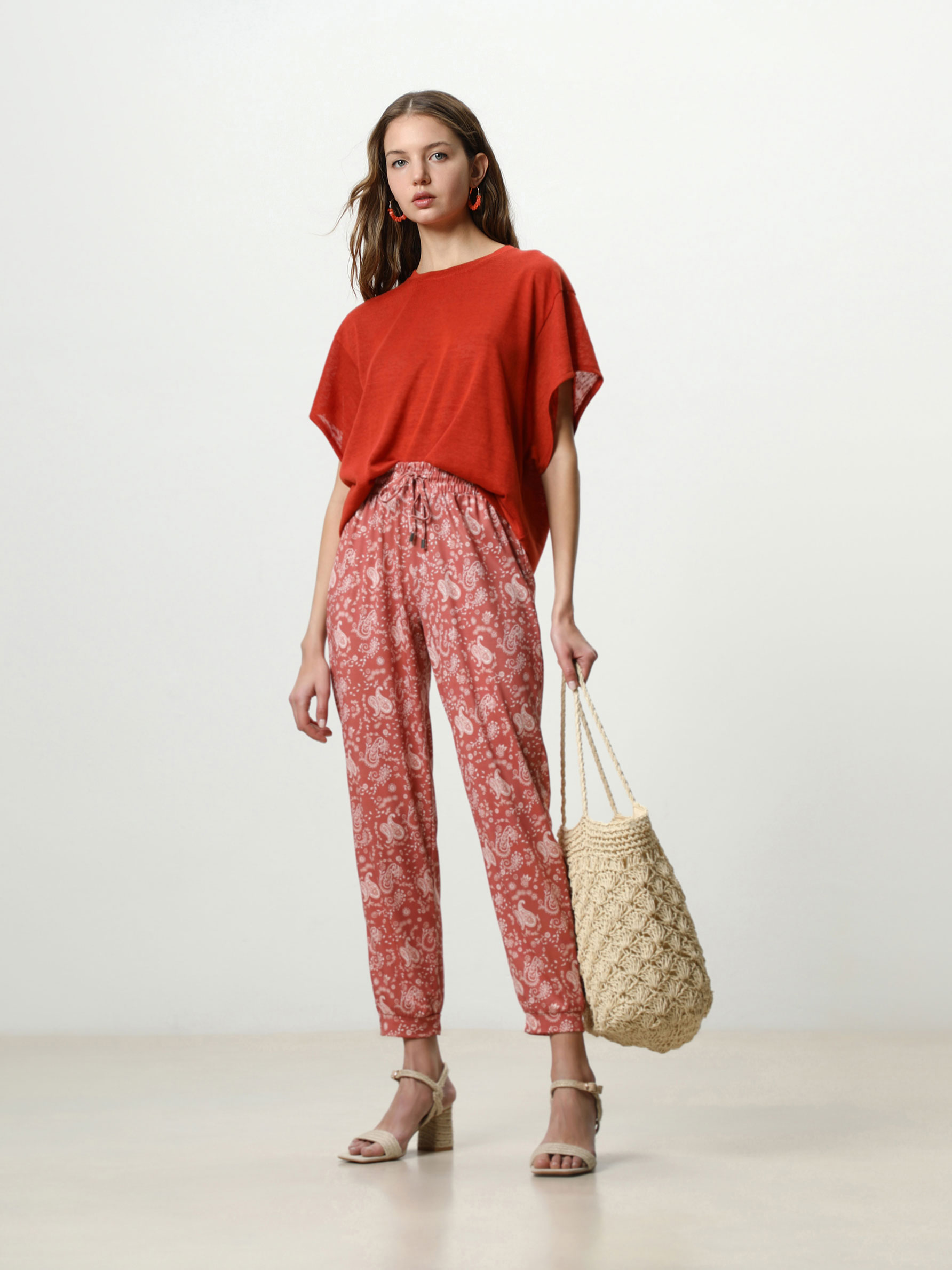 Pantalón fluido con lazada estampado - PANTALONES - TODA LA COLECCIÓN -  MUJER - | Lefties ESPAÑA