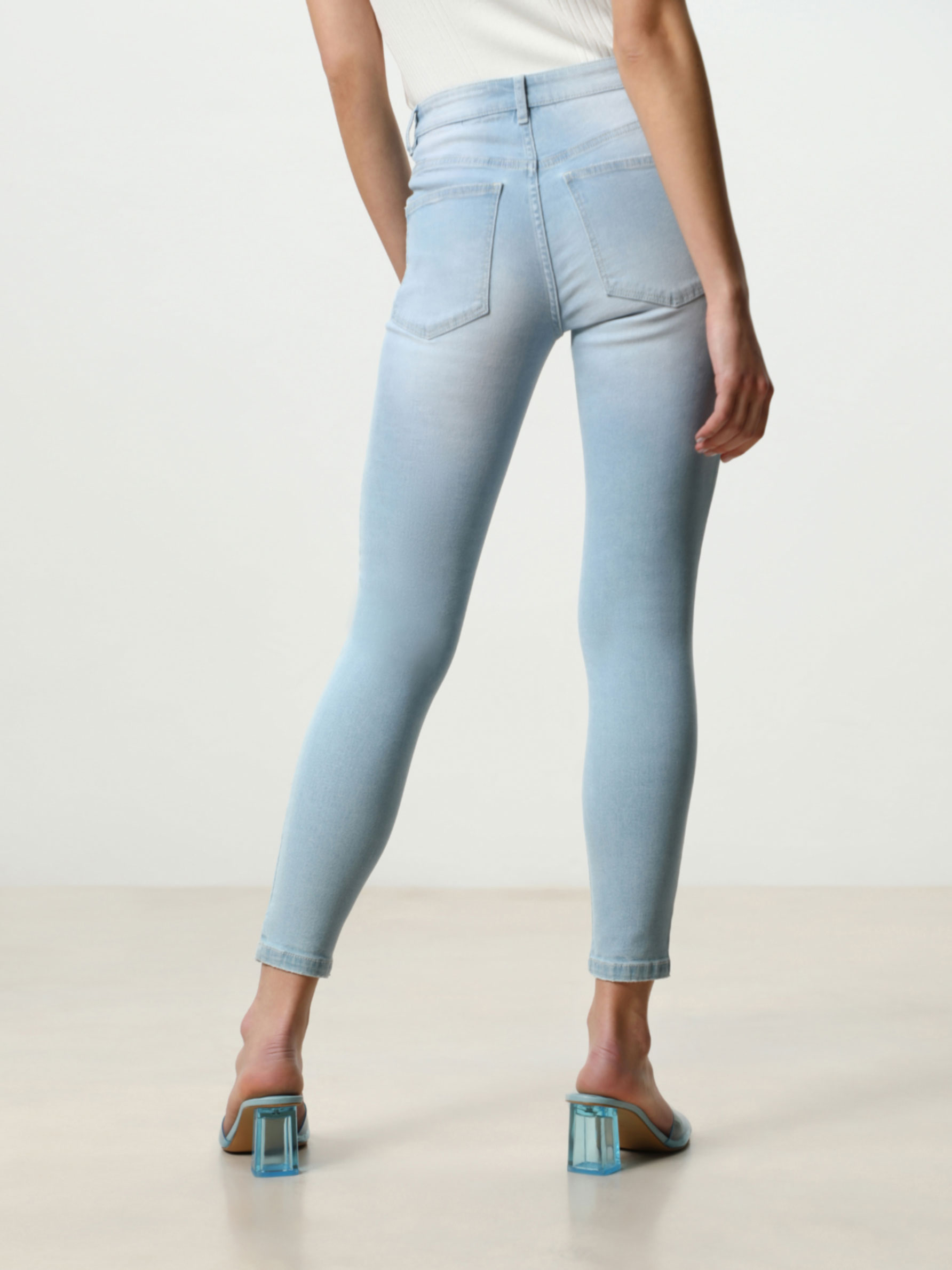 Jeans básicos de tiro medio - Jeans tiro alto - JEANS - TODA LA COLECCIÓN -  MUJER - | Lefties ESPAÑA