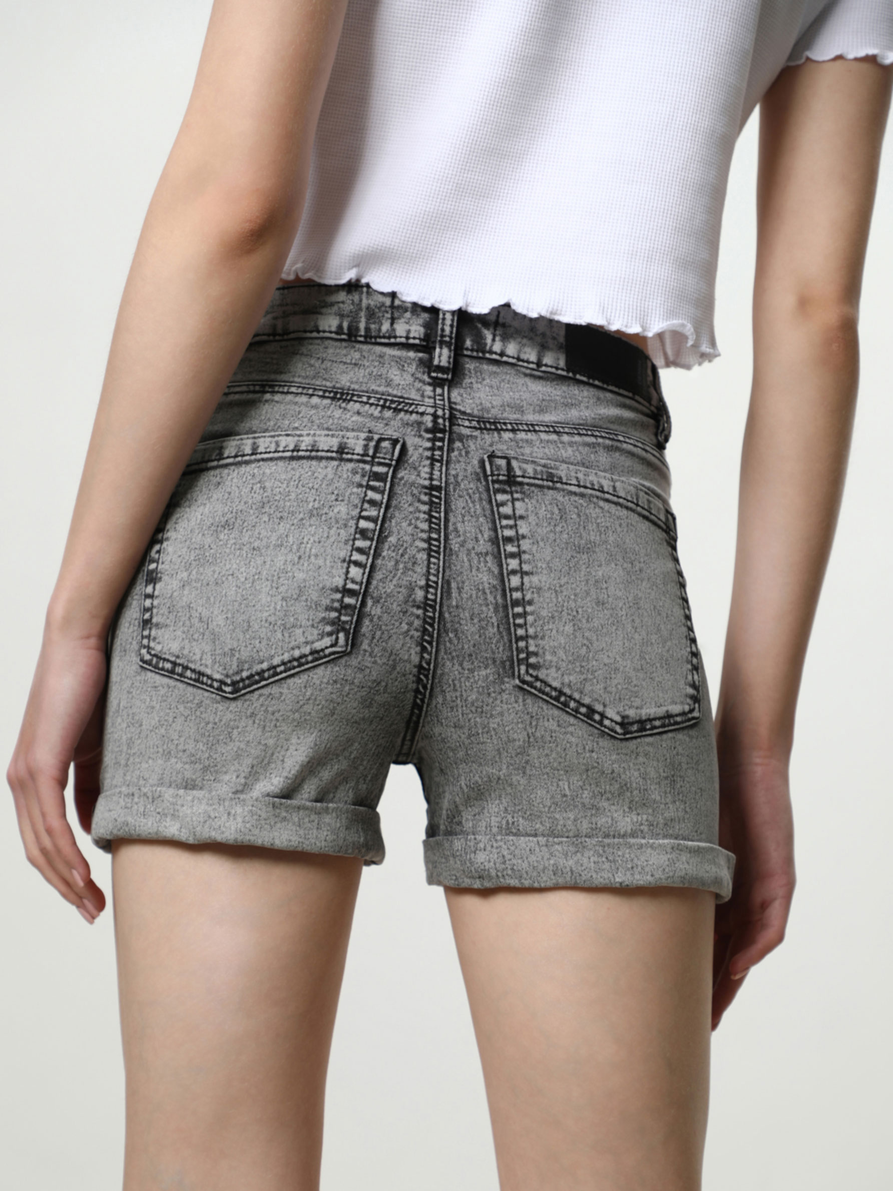 Short vaquero básico de tiro alto - Shorts - JEANS - TODA LA COLECCIÓN -  MUJER - | Lefties ESPAÑA